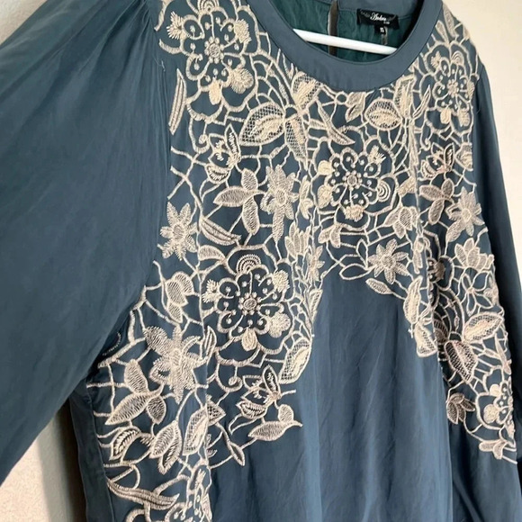 Andree by Unit tunic women size 2x green with embroidery in a cream color - Picture 5 of 10